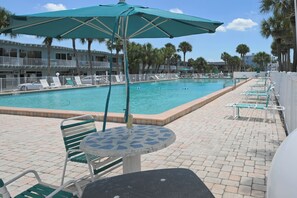 Una piscina al aire libre