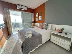 A hotel room with a bed, bedside table, nightstand, and a balcony with a view. - @cyclinn.natureza | All Time 88 T2 (100m praia) (Riviera de São Lourenço)