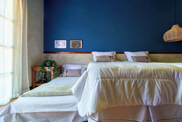 Desk, iron/ironing board, WiFi, bed sheets