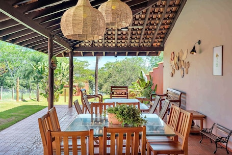 Outdoor dining. Rancho da Vó Vera | Recém Reformado e Bem Equipado