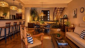 A spacious living area with a kitchen, dining set, and a staircase. - Rancho da Vó Vera | Recém Reformado e Bem Equipado (Bariri)