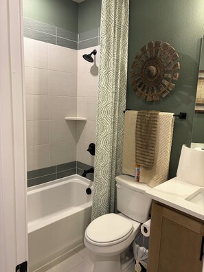 Secadora de cabello, toallas, jabón, papel de baño 
