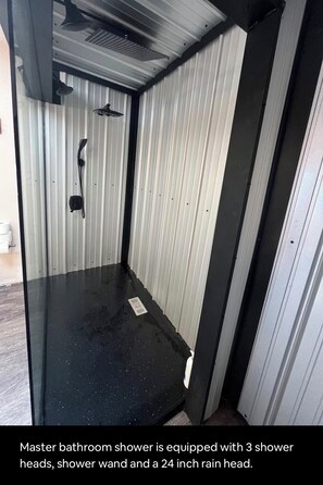 Shower, hair dryer, towels, soap - Retreat 33 ~ Lakefront, Private Dock, Sleeps 16, Kayaks (Camdenton)