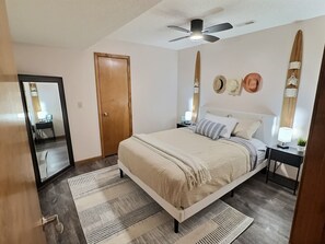 Iron/ironing board, internet, bed sheets - Retreat 33 ~ Lakefront, Private Dock, Sleeps 16, Kayaks (Camdenton)