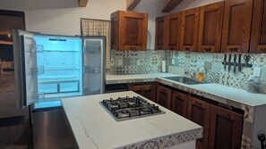 Fridge, microwave, oven, stovetop - VILLA MANGO... COZY VILLA WITH MODERN CONVENIENCES (Lo de Marcos)