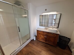 Douche, sèche-cheveux, serviettes fournies, savon