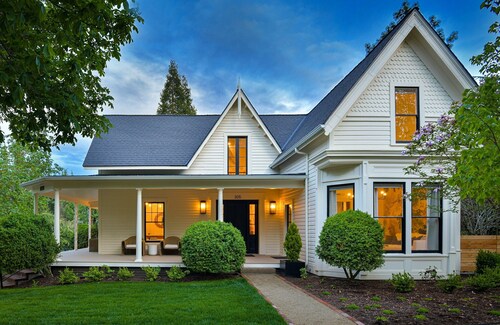 Suite 2 at Kubli Haus<br>Luxury, Style & Location, 1 block to Britt