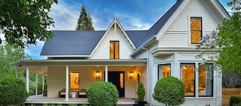 Suite 2 at Kubli Haus<br>Luxury, Style & Location, 1 block to Britt