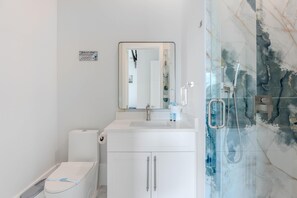 House, Multiple Beds (Shore Bet) | Bathroom - Shore Bet (Fort Myers Beach)