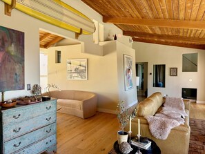 Ein Wohnzimmer mit einer Couch, einer blauen Kommode und einem Couchtisch mit Dekoration.
