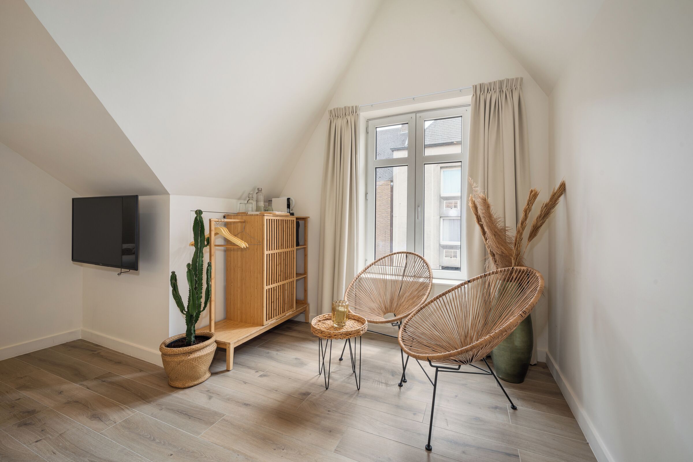 Deluxe Double Room, City View | Interior