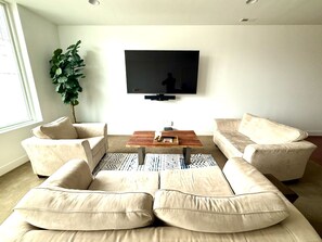 Smart TV - Terrific 3-bedroom townhome in Salt Lake City Near UofU, Downtown, & Ski Resorts (Salt Lake City)