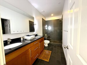 Douche, sèche-cheveux, serviettes fournies, savon