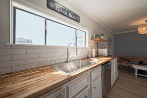 雪櫃、微波爐、焗爐、爐具