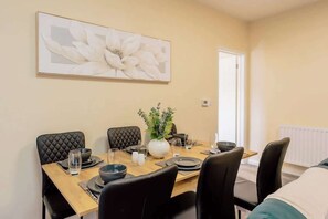 Dining - Contractor and Business Stays | Sleeps 6 | WiFi (Hertfordshire)
