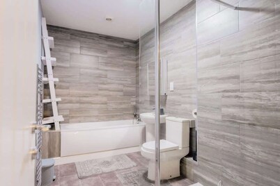 Contractor and Business Stays | Sleeps 6 | WiFi