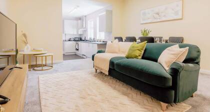 Contractor and Business Stays | Sleeps 6 | WiFi