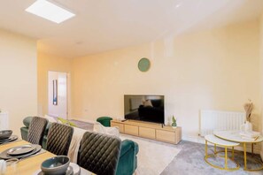 TV - Contractor and Business Stays | Sleeps 6 | WiFi (Hertfordshire)