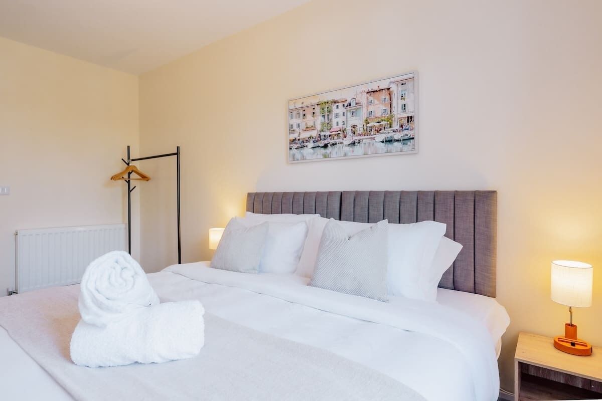 Iron/ironing board, WiFi, bed sheets