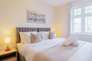 3 bedrooms, iron/ironing board, WiFi, bed sheets - Contractor and Business Stays | Sleeps 6 | WiFi (Hertfordshire)