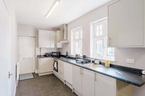 Fridge, microwave, oven, stovetop - Contractor and Business Stays | Sleeps 6 | WiFi (Hertfordshire)