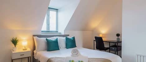 Tabla de planchar con plancha, wifi y ropa de cama