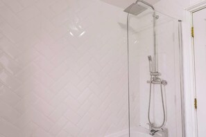 Shower, hair dryer - Contractor-Hub Home | Close to MK & M1 (Wolverton)