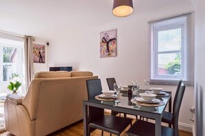Dining - Contractor-Hub Home | Close to MK & M1 (Wolverton)
