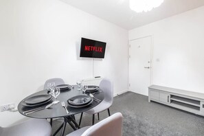 Dining - Contractor-Friendly | Secure Parking & Fast Wi-Fi (West Midlands)