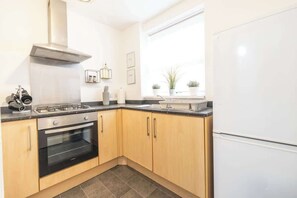 Fridge, microwave, oven, stovetop - Contractor-Friendly | Secure Parking & Fast Wi-Fi (West Midlands)