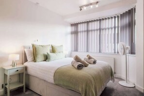 3 bedrooms, iron/ironing board, WiFi, bed sheets - Ideal for Contractors and Families | FREE Parking (West Midlands)