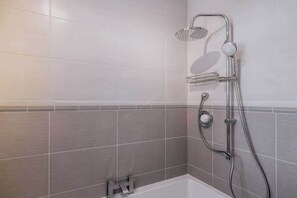 Shower, hair dryer - Ideal for Contractors and Families | FREE Parking (West Midlands)