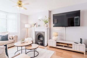 TV - Ideal for Contractors and Families | FREE Parking (West Midlands)