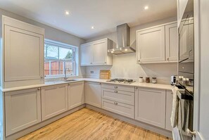 Fridge, microwave, oven, stovetop - Professionals & Families, Central, FREE Parking (West Midlands)