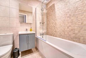 Shower, hair dryer - Professionals & Families, Central, FREE Parking (West Midlands)