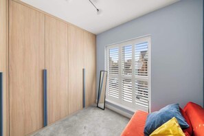 Interior - Sleeps 6 | Relocation & Long Stays, FREE Parking (Greater London)