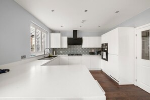 Fridge, microwave, oven, stovetop - Sleeps 6 | Relocation & Long Stays, FREE Parking (Greater London)