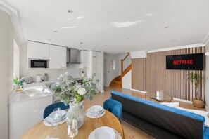 Interior - Contractor Friendly 3BR | Driveway Parking | WiFi (Greater London)