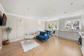 TV, offices - Contractor Friendly 3BR | Driveway Parking | WiFi (Greater London)