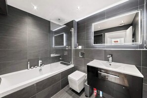 Shower, hair dryer - Contractor Friendly 3BR | Driveway Parking | WiFi (Greater London)
