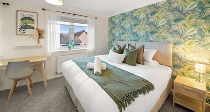 FREE Parking, 3 Bed House, Perfect for Work Stays