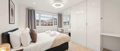 Tabla de planchar con plancha, wifi y ropa de cama