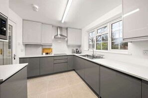 Fridge, microwave, oven, stovetop - Near Town Centre, Big Patio, Free Parking Sleeps 8 (Berkshire)