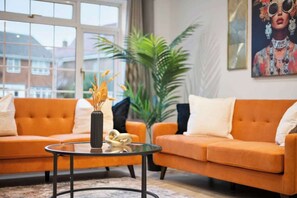 TV, offices - Near Town Centre, Big Patio, Free Parking Sleeps 8 (Berkshire)