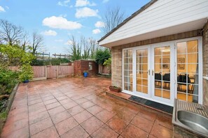 Terrace/patio - Near Town Centre, Big Patio, Free Parking Sleeps 8 (Berkshire)