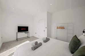 Iron/ironing board, WiFi, bed sheets - Modern 4BR Home, Ideal for Long Stays & Relocation (Greater London)