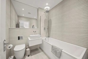 Shower, hair dryer - Modern 4BR Home, Ideal for Long Stays & Relocation (Greater London)