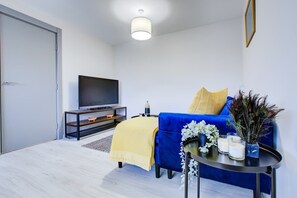 Living area - 2Bd Flat l M40 nearby l Free Parking l Free Wifi (Buckinghamshire)
