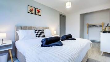2 habitaciones, tabla de planchar con plancha, wifi y ropa de cama