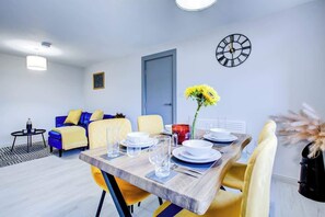 Dining - 2Bd Flat l M40 nearby l Free Parking l Free Wifi (Buckinghamshire)